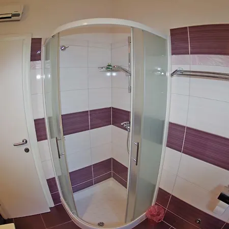 Leni Apartman *